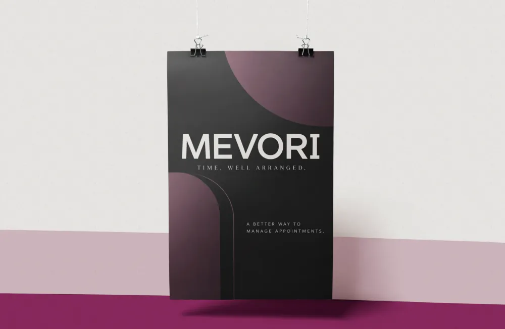 Mørk MEVORI-plakat med plommefargede buer og slagordet «Time, well arranged.», hengt opp med klyper. Mockup.