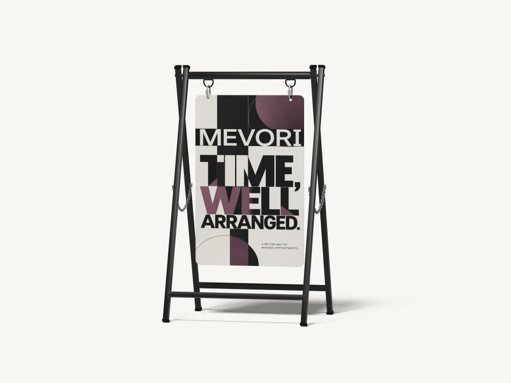 Gateskilt med typografisk plakat: MEVORI og «Time, well arranged.» i store bokstaver. Mockup.
