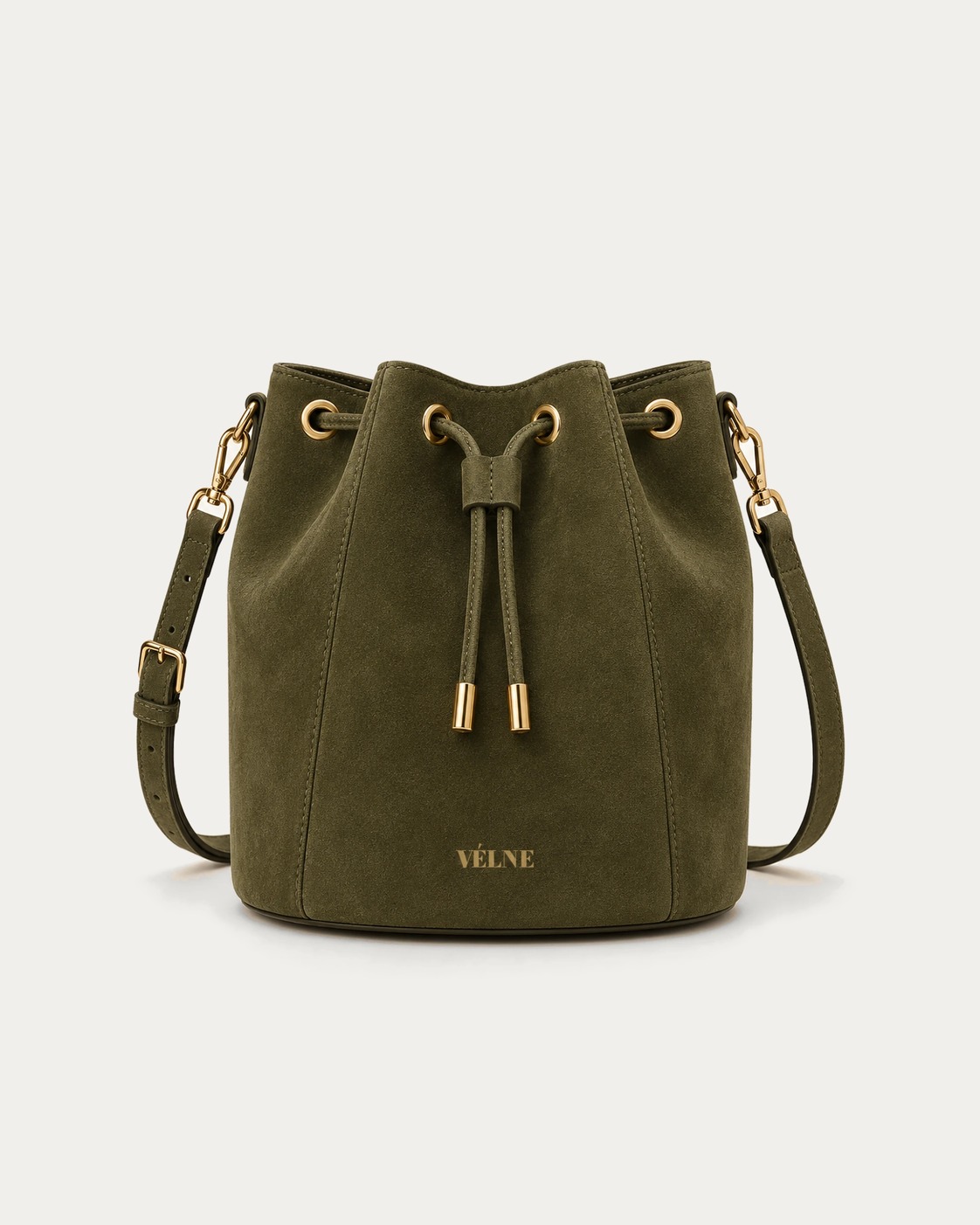 VÉLNE 05 Bucket: olivengrønn bucket bag i semsket skinn med snøring og ordmerket i gull. KI-generert.