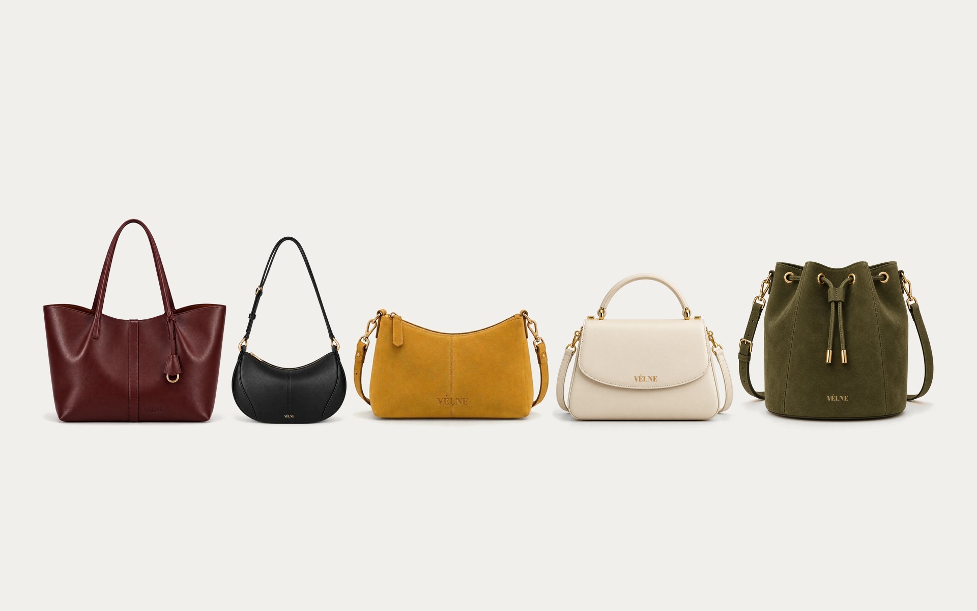 VÉLNE-kolleksjonen: fem vesker side om side på varm greige flate, fra burgunder tote til olivengrønn bucket bag. KI-generert.