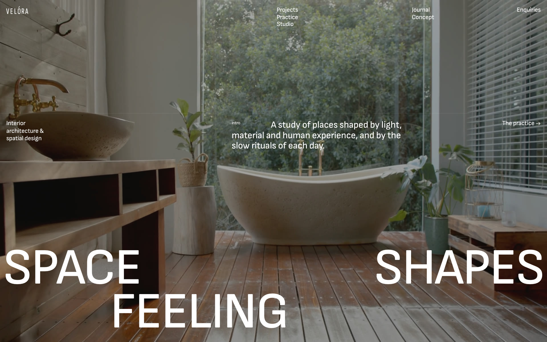 VELÓRA-nettsiden på desktop: herofilmen med badet og overskriften SPACE SHAPES FEELING.