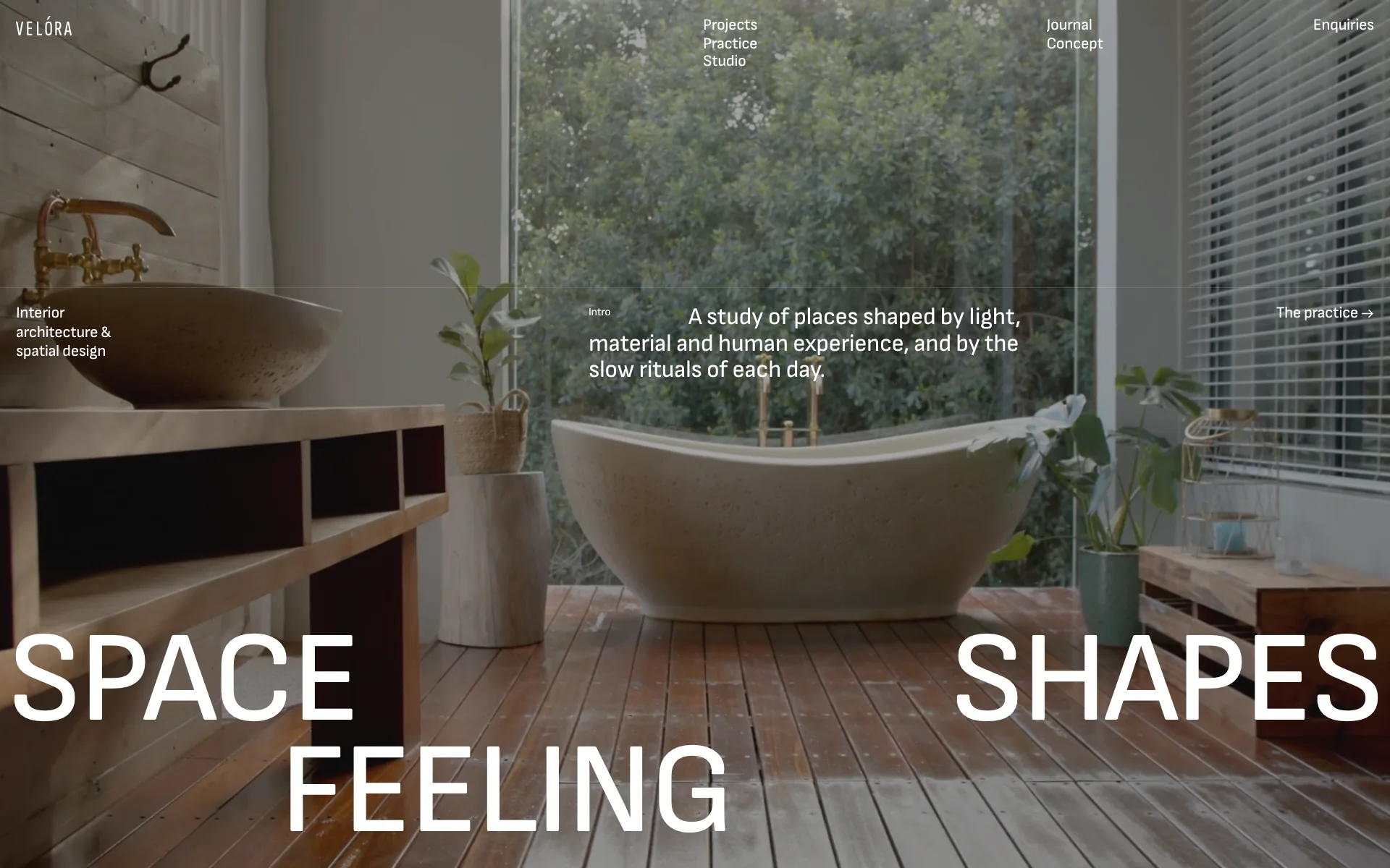 VELÓRA-nettsiden på desktop: forsiden med badekar i et lyst rom og titlene Space, Feeling, Shapes.