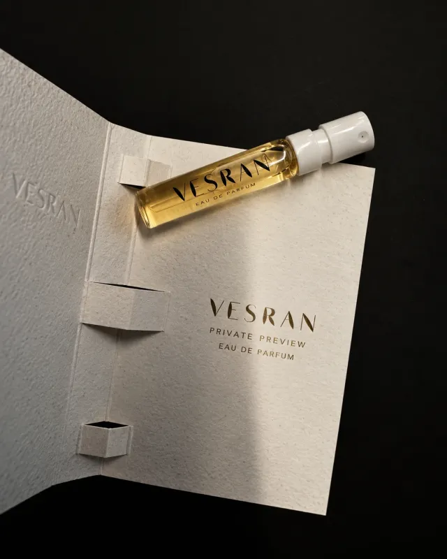 Åpent prøvekort med en VESRAN Eau de Parfum-prøve og teksten «Private preview» i gullfolie. KI-generert.