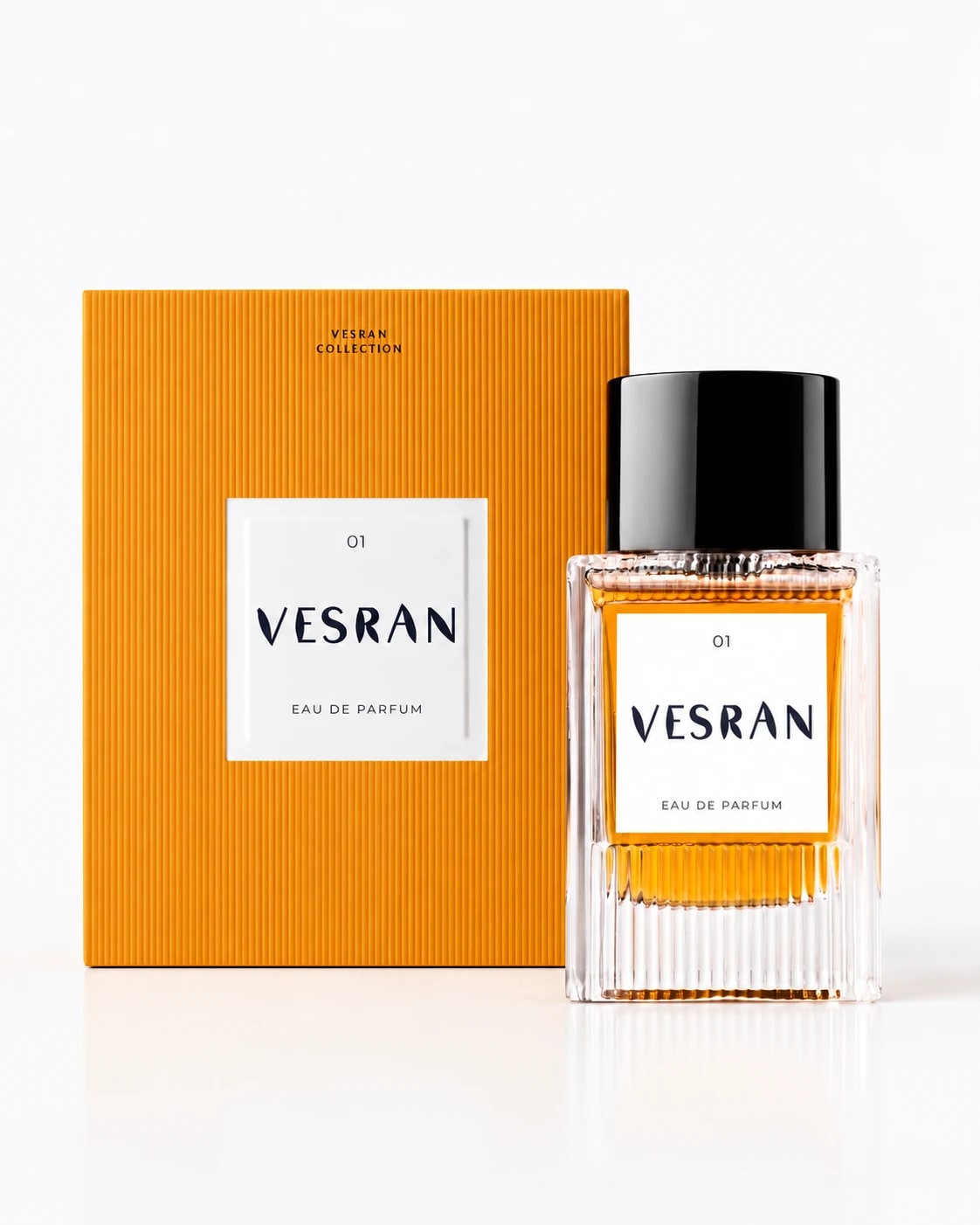 VESRAN 01 Signature: ravfarget parfyme i riflet glassflaske foran en oransje, riflet eske med hvit etikett.