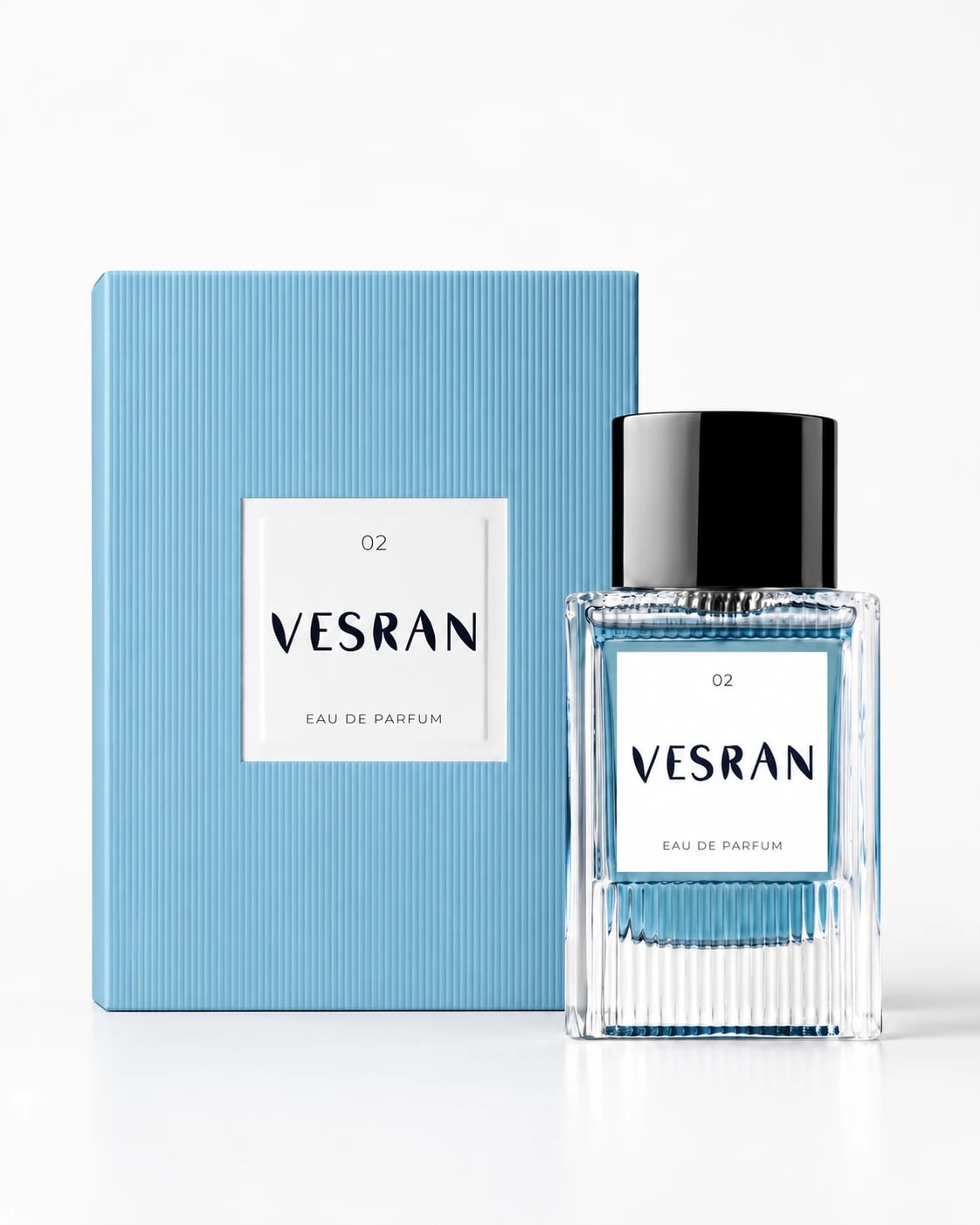 VESRAN 02 Aromatic: lyseblå parfyme i riflet glassflaske foran en lyseblå, riflet eske med hvit etikett.