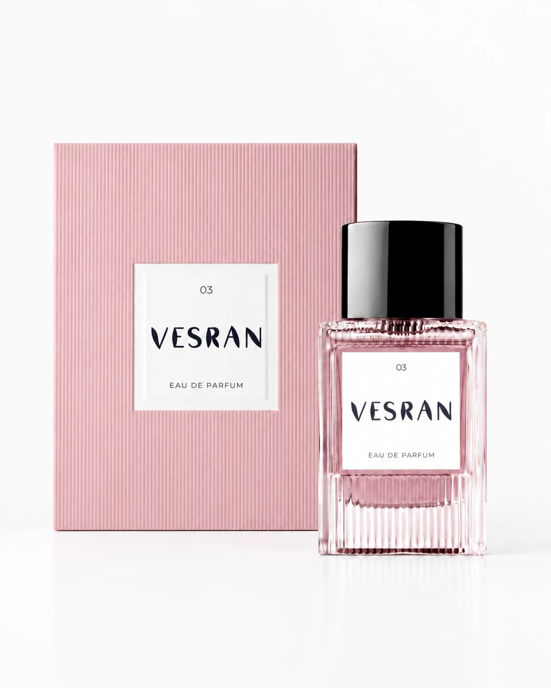 VESRAN 03 Floral: rosa parfyme i riflet glassflaske foran en rosa, riflet eske med hvit etikett.